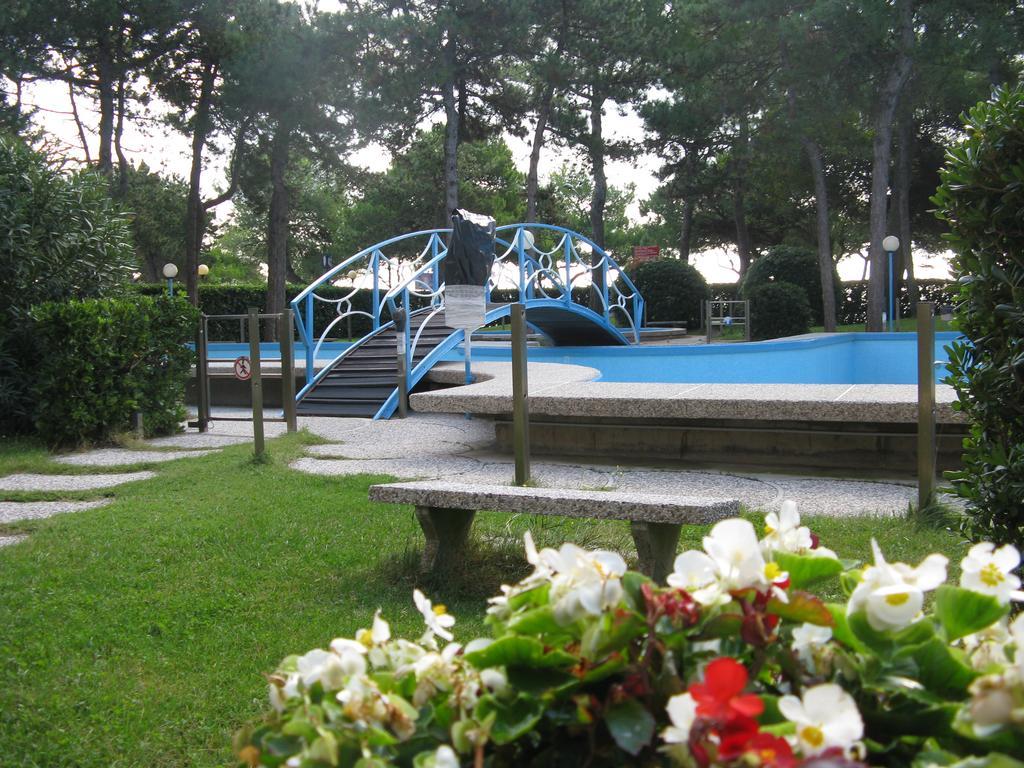 Condominio Cristallo Lignano Sabbiadoro Bagian luar foto
